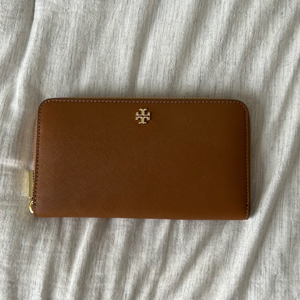 Tory Burch, tan wallet, great condition